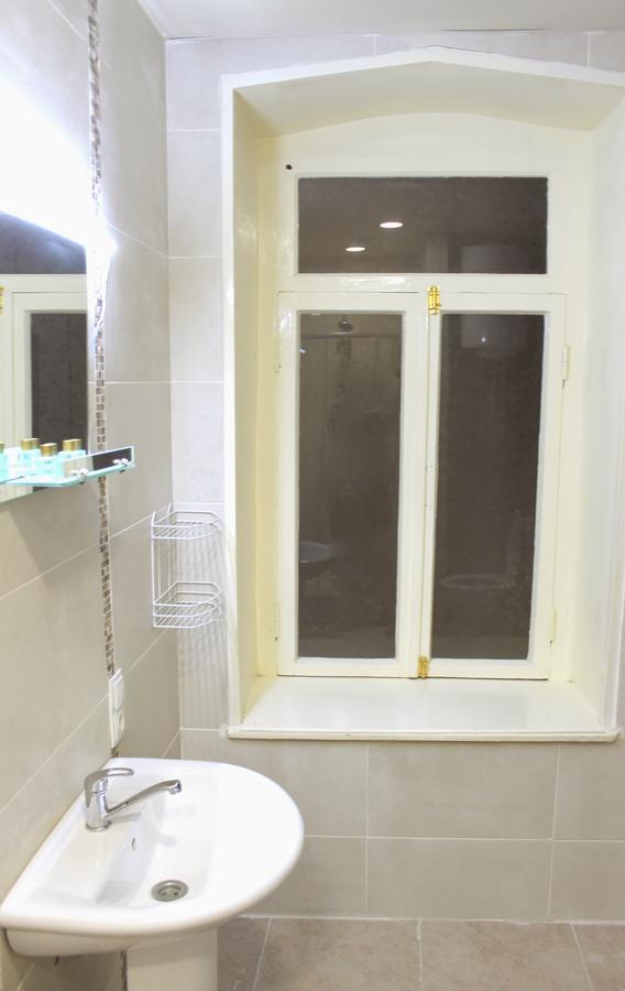 Hotel Tiflis Garden Ngoại thất bức ảnh