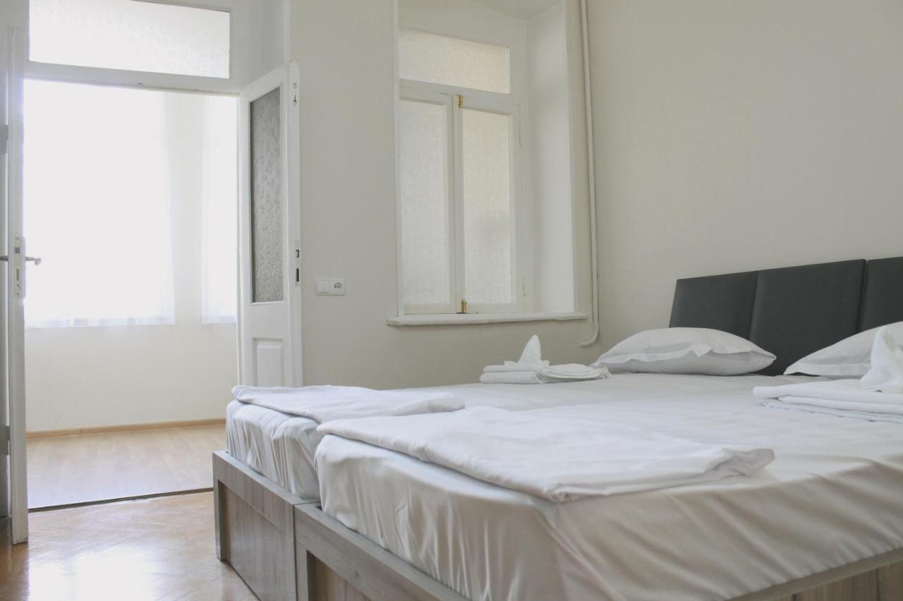 Hotel Tiflis Garden Ngoại thất bức ảnh